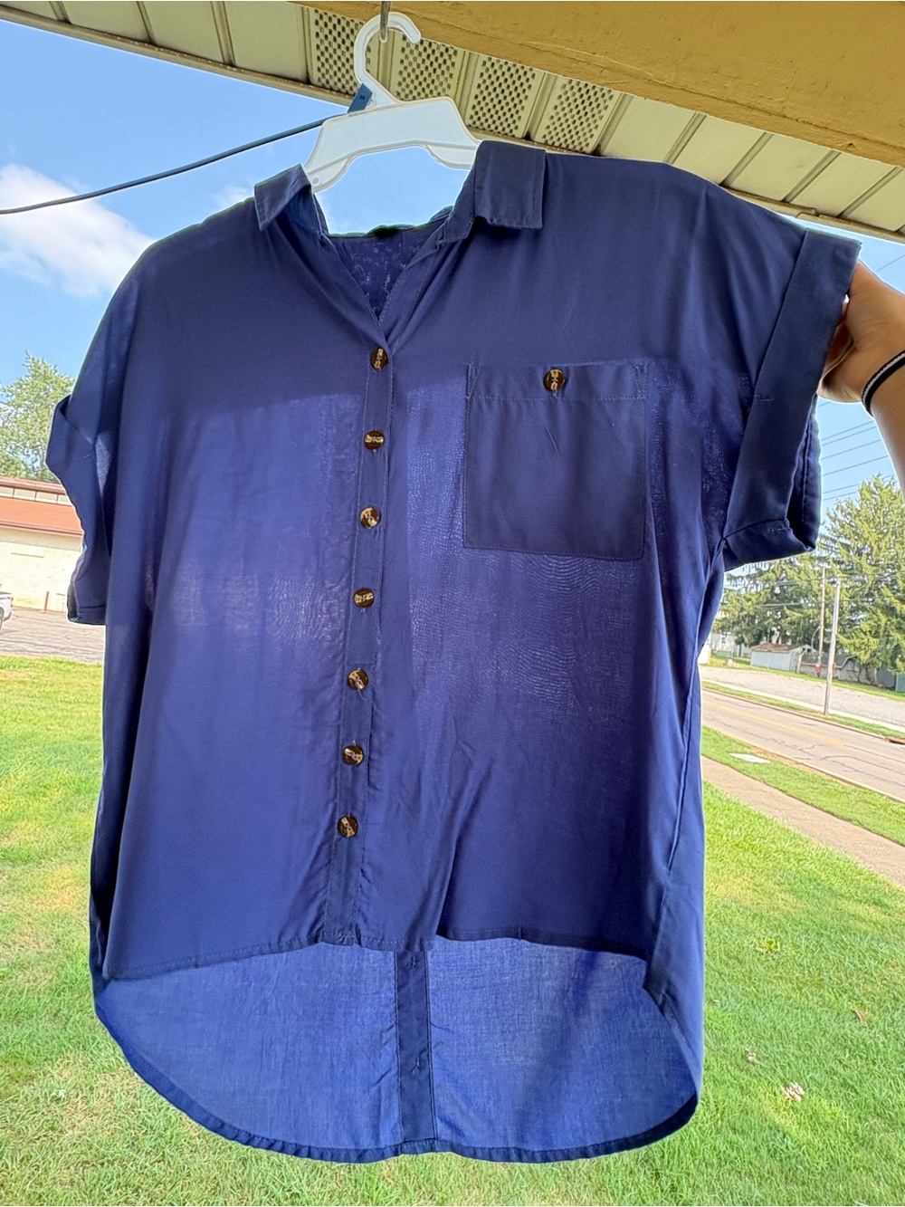 Rouge Helium Men's Short-Sleeve Button-Up Shirt in Navy Blue